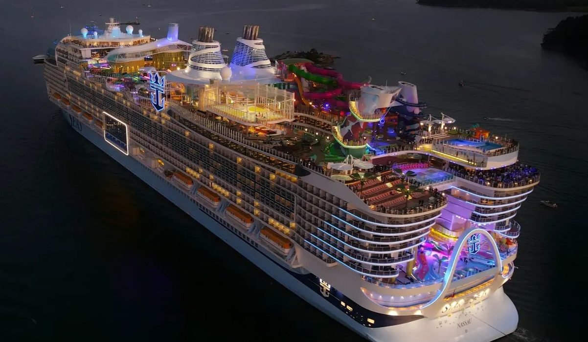 Круизный лайнер-гигант «Star of the Seas» отправился в своё первое плавание