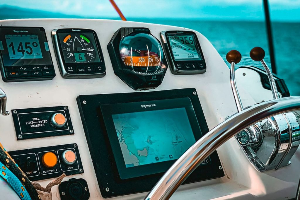 Интеграция морского компаса с современными GPS-системами.