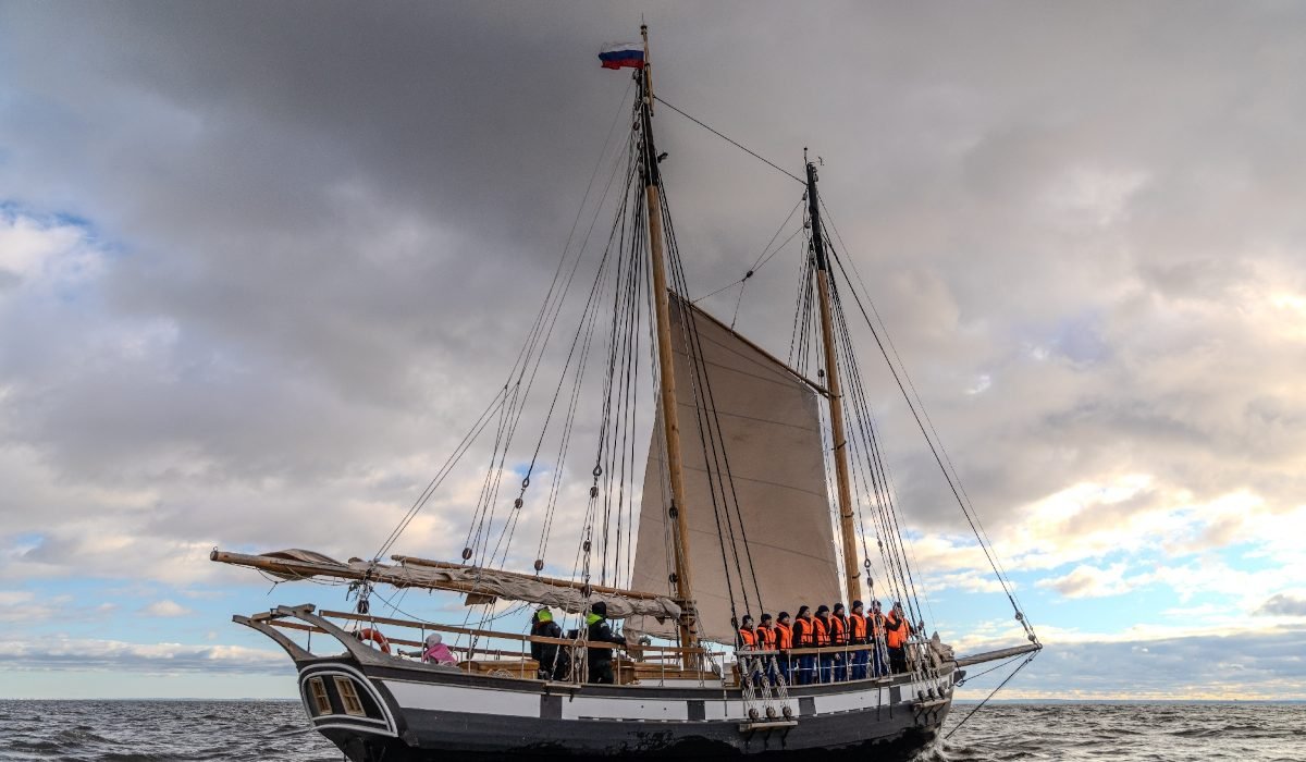 Кронштадтские кадеты вышли в море на парусной шхуне «Ольга»