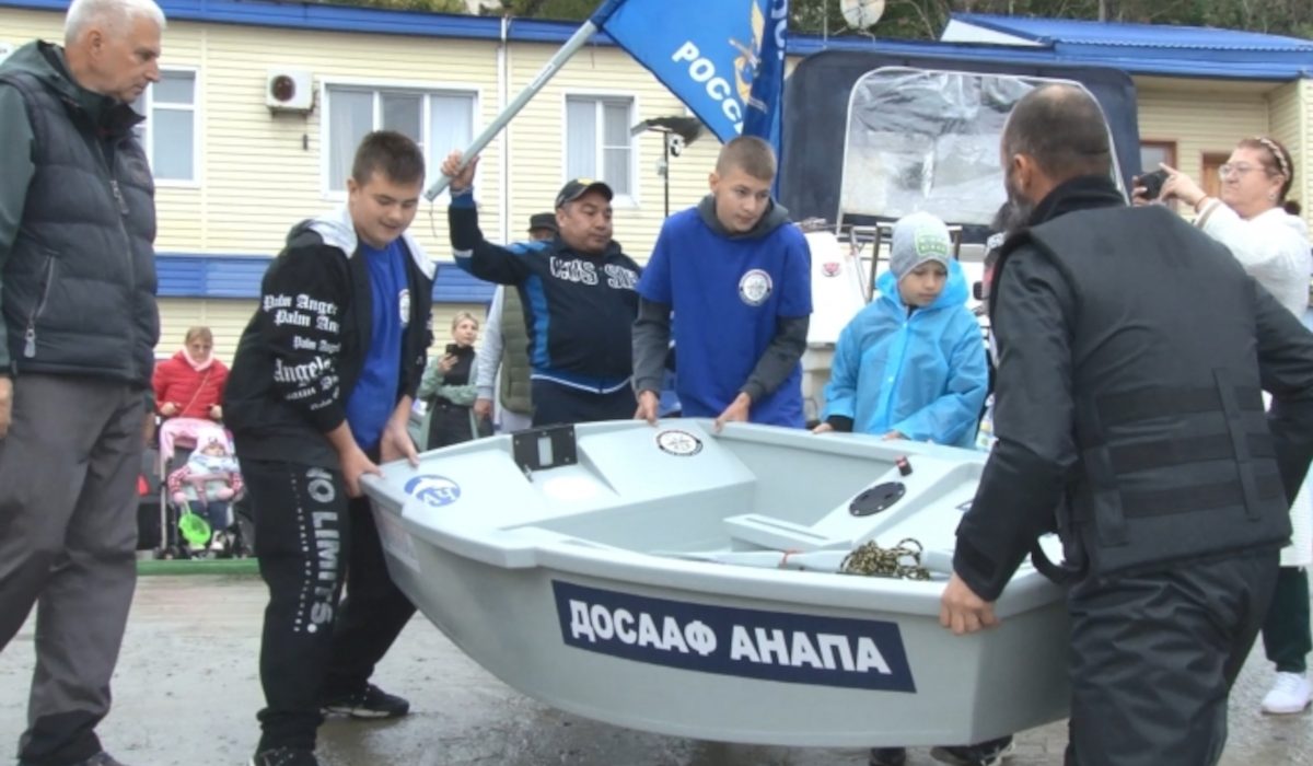 Швертбот собственной постройки спущен на воду анапскими юными моряками