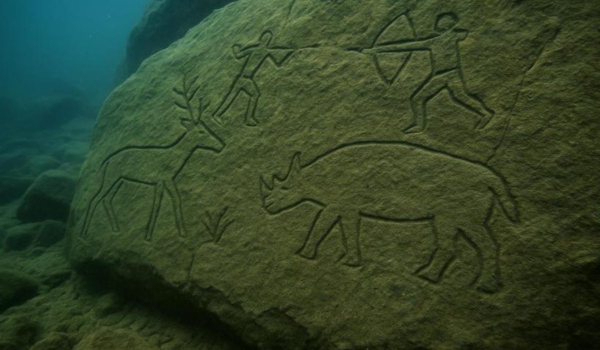 Мичиганский Стоунхендж: на дне озера нашли древний каменный круг с гравюрой мастодонта