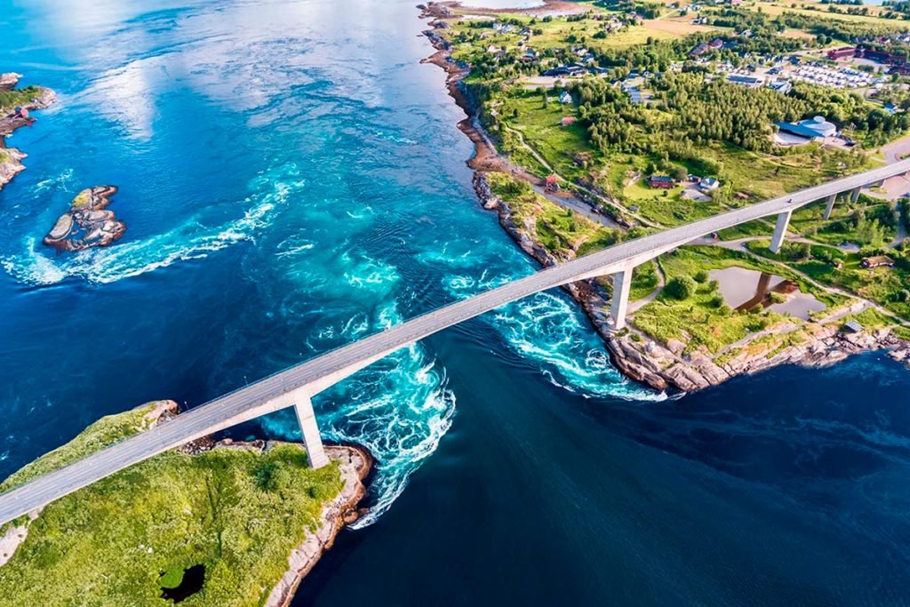 Вид на мост над водоворотом Сальстраумен