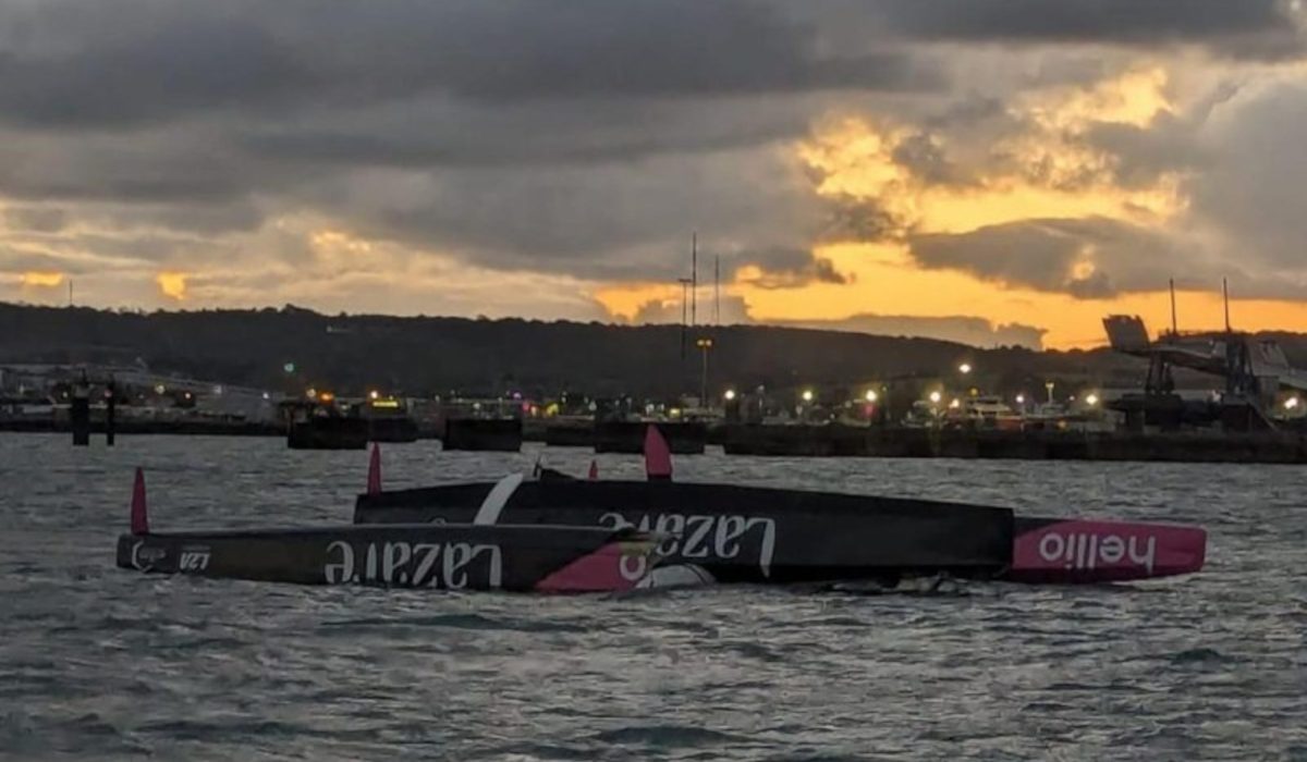 Три тримарана перевернулись в первую ночь гонки Transat Café L’OR