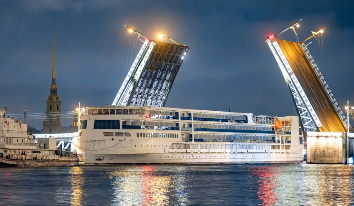 Круизный теплоход «Владимир Жириновский» привезли в Петербурге