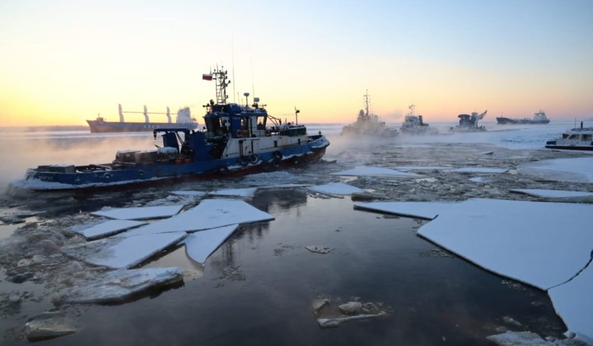 Архангельск перешел на буксирное сообщение с островами из-за ледостава