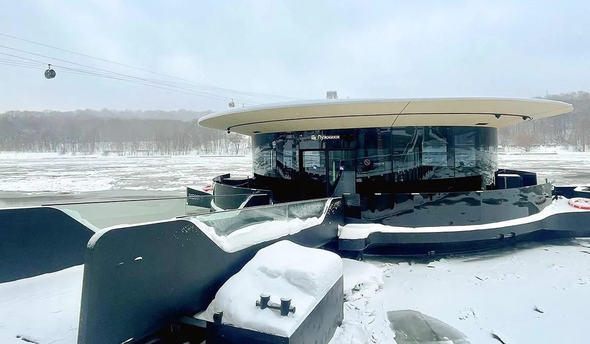 В Москве появился плавучий причал с зарядкой для электросудов