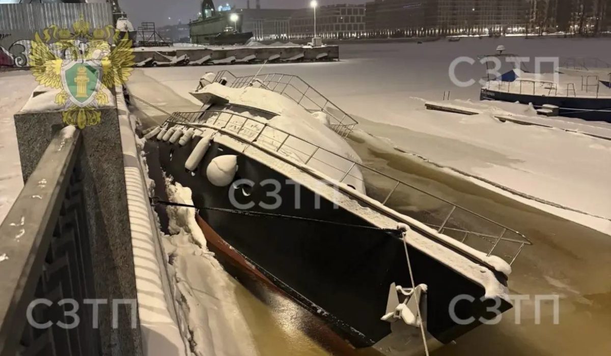 Яхта Zeus частично затонула в Малой Неве у набережной Макарова