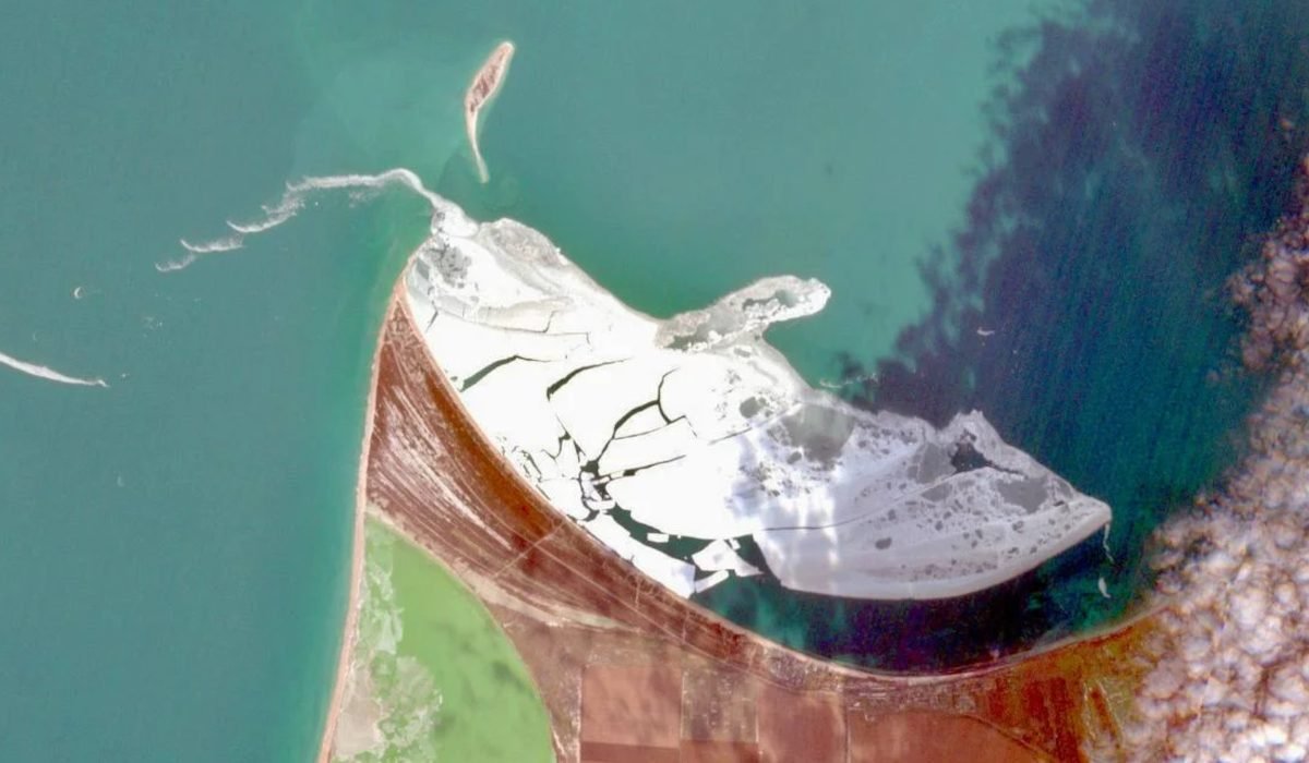 У берегов Крыма появился ледяной массив длиной семь километров