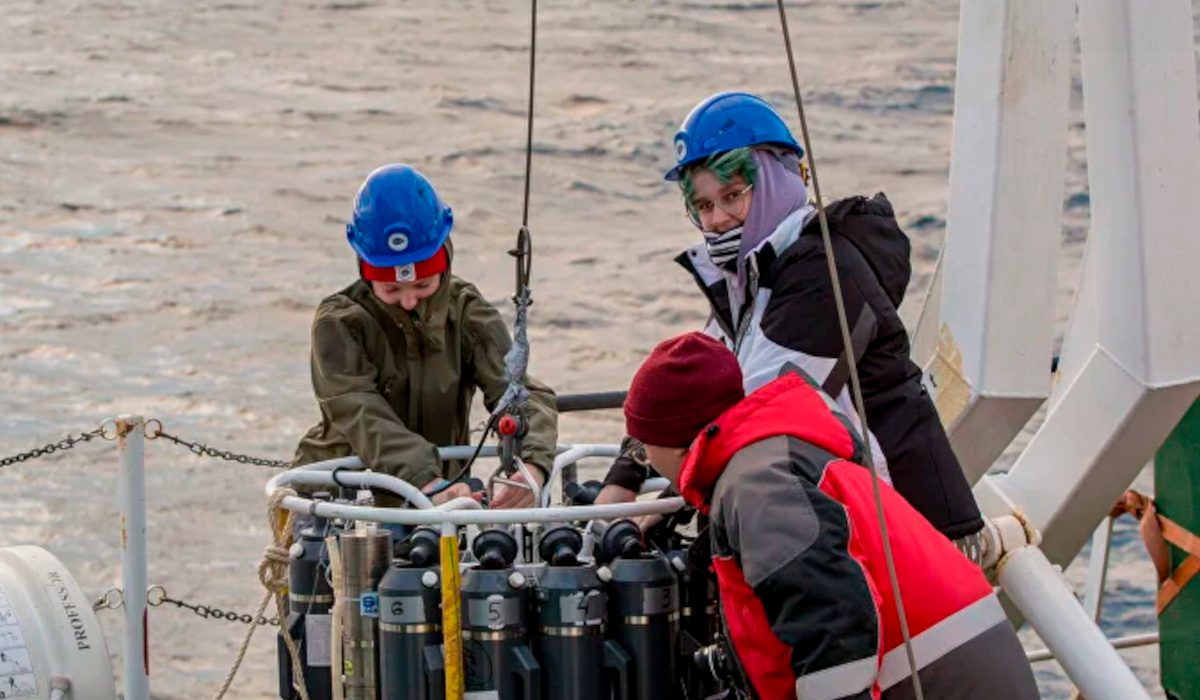 Плавучий университет проведет уникальные измерения волн в Арктике