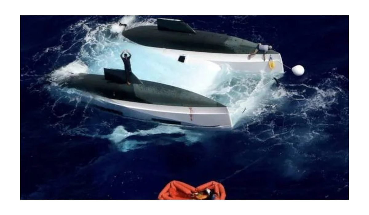 Кувырок через нос: троих яхтсменов сняли с перевёрнутого катамарана