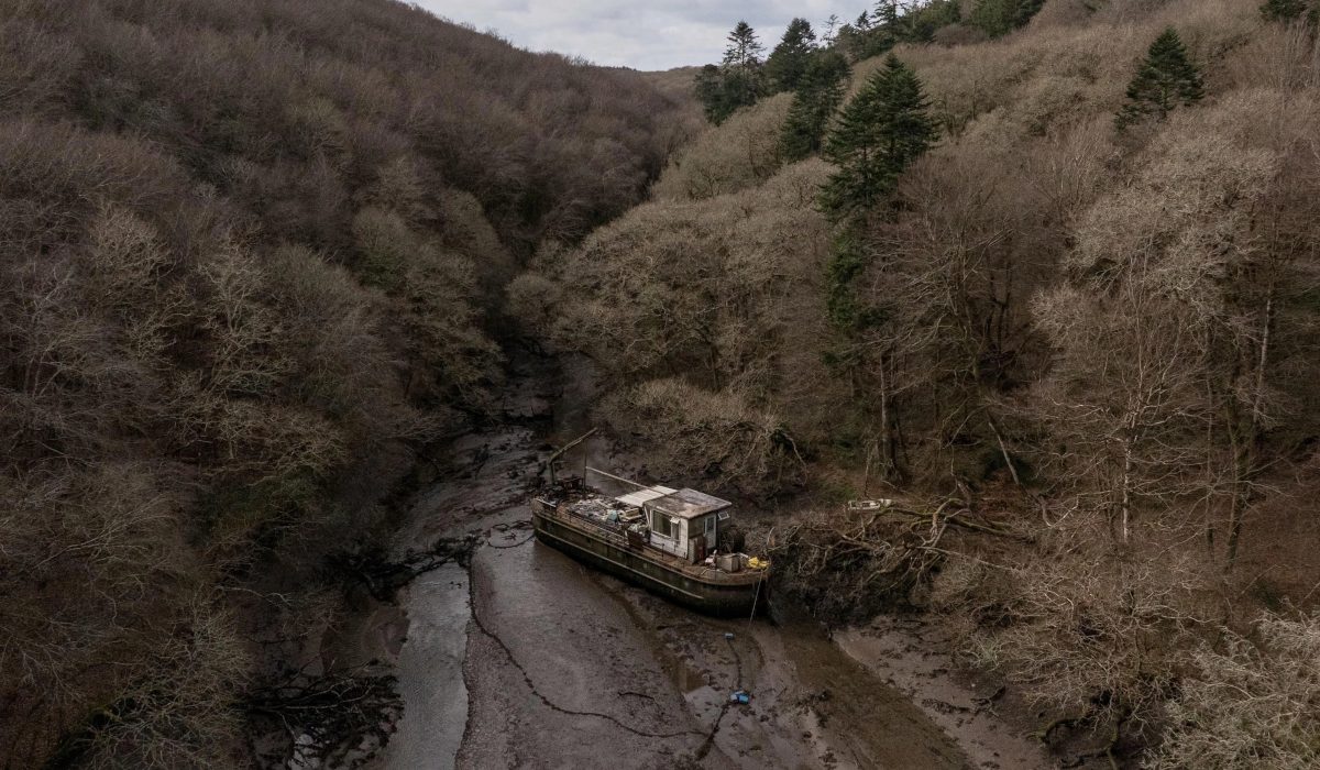 Британец в одиночку вывозит 166 брошенных яхт из рек Корнуолла